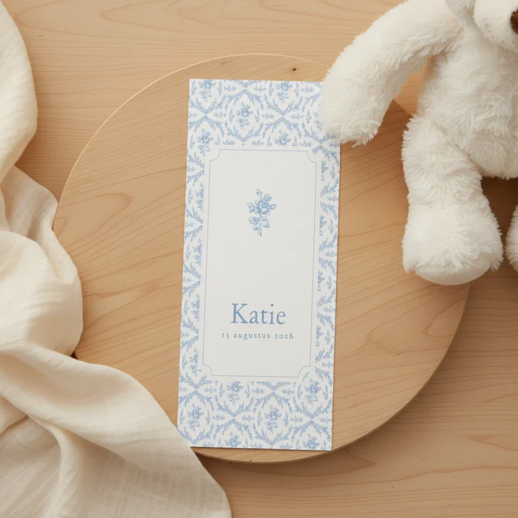 Lief geboortekaartje met vintage patroon blauwe roosjes