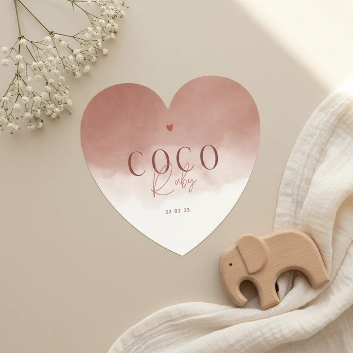 Lief geboortekaartje met zachtbruine waterverf in hartvorm