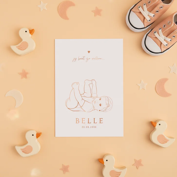 Lief geboortekaartje spelend meisje – koperfolie