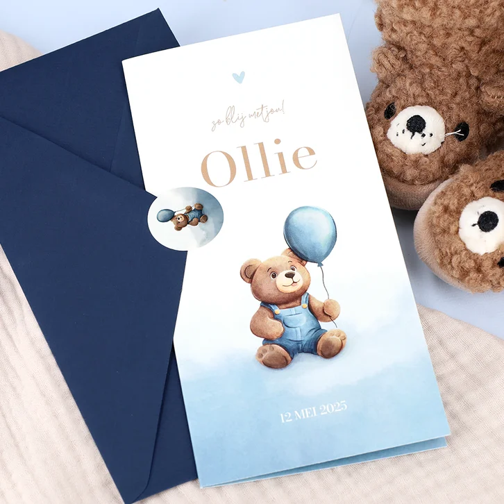 Lief geboortekaartje teddybeer met ballon blauwe waterverf