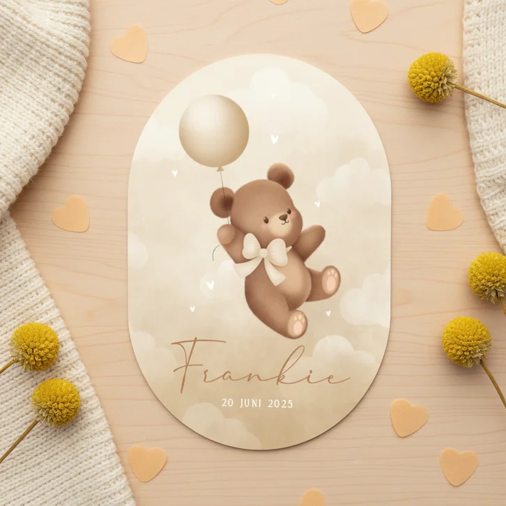 Lief geboortekaartje teddybeertje aan ballon met strik
