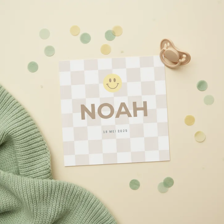 Lief minimalistisch geboortekaartje beige blokjes en smiley