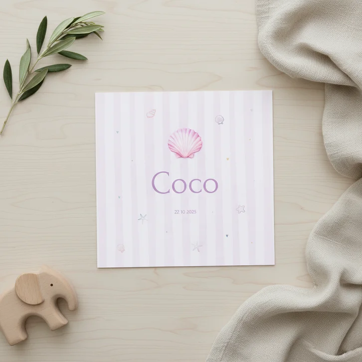 Lief pastel geboortekaartje met schelp en en streepjes