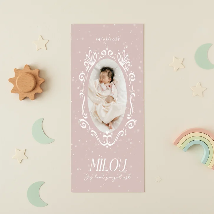 Lief roze geboortekaartje foto in kader en sneeuw winter