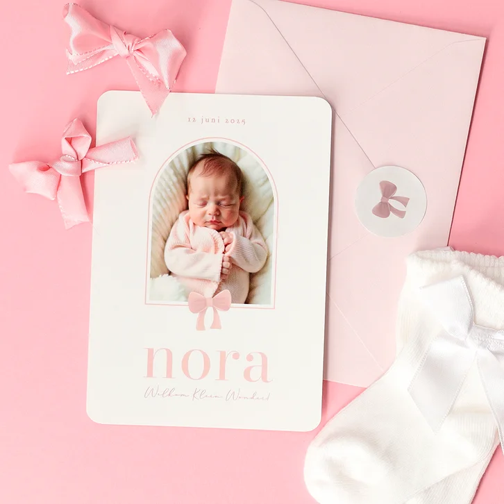 Lieve fotokaart geboorte voor meisje met roze strikje