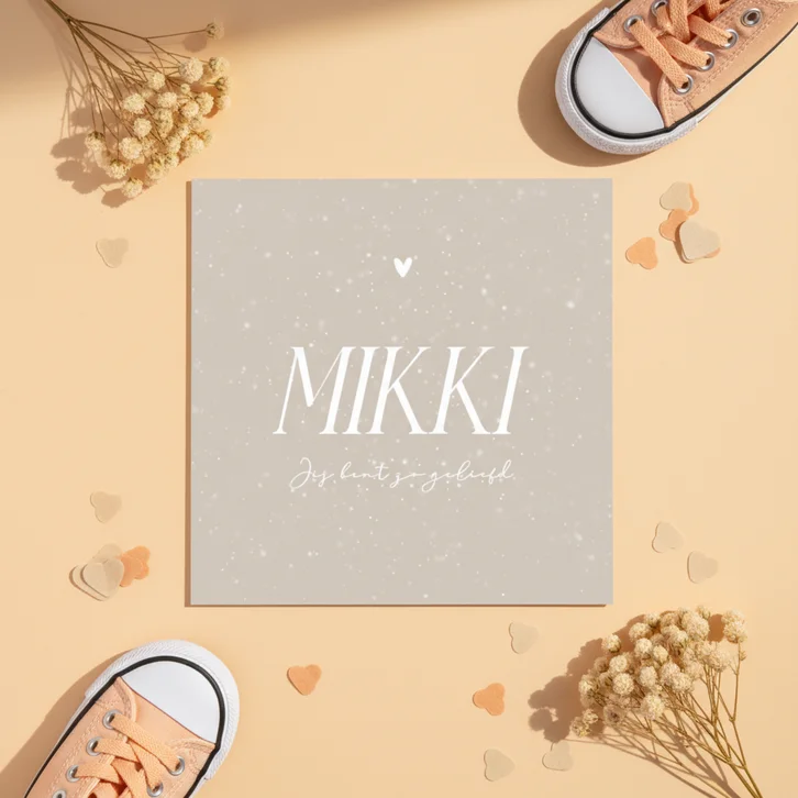 Minimalistisch beige geboortekaartje met witte spikkels