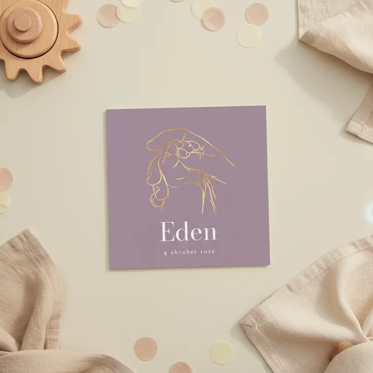 Minimalistisch geboortekaartje lijntekening handen goud