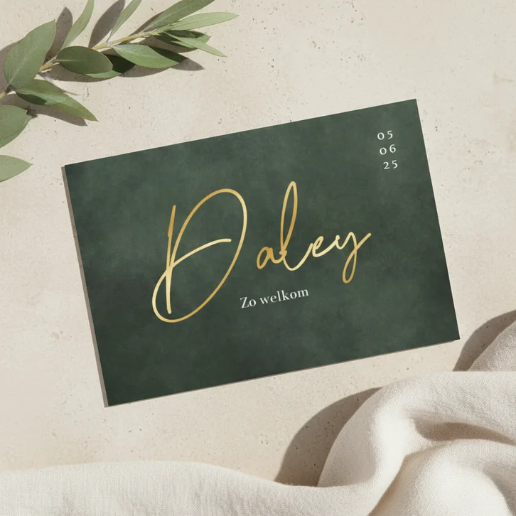 Minimalistisch geboortekaartje met goudfolie stijlvolle naam