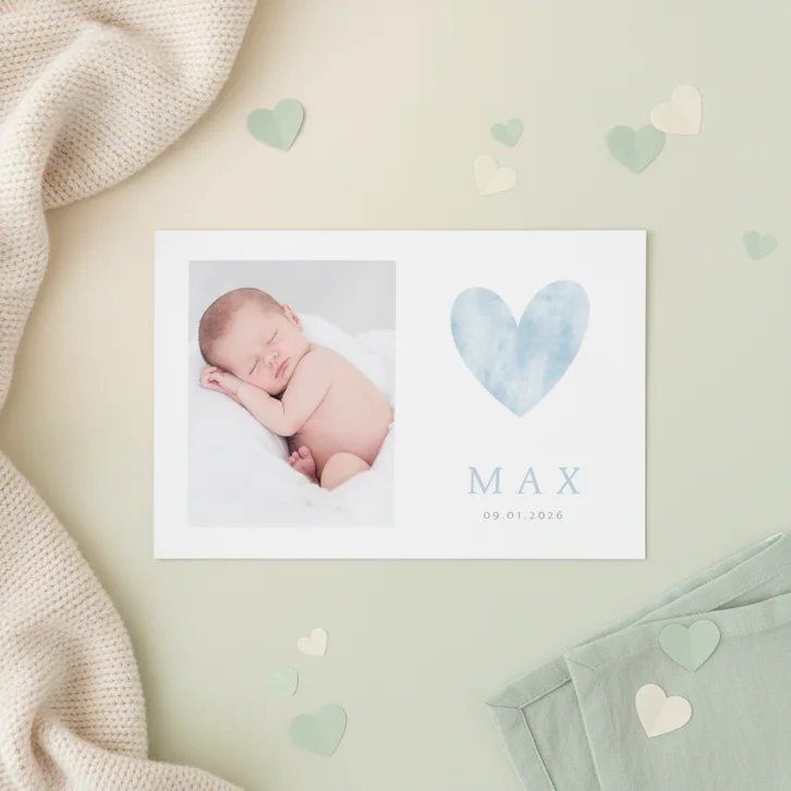 Minimalistisch geboortekaartje met hart en foto