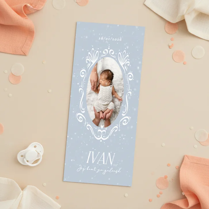 Mooi geboortekaartje winters blauw met foto kader en sneeuw