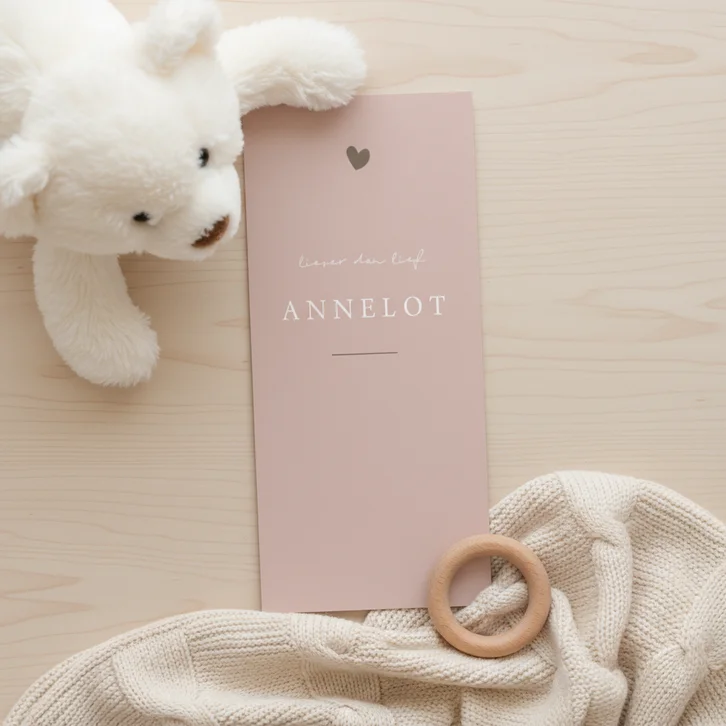 Mooi oudroze geboortekaartje met een bruin hartje