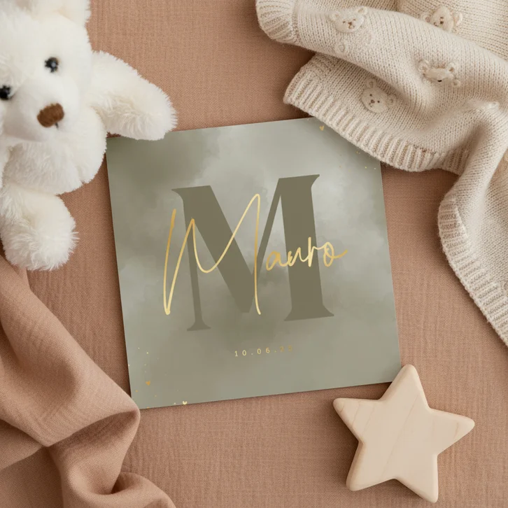 Stijlvol geboortekaartje initiaal met naam en wolkjes groen