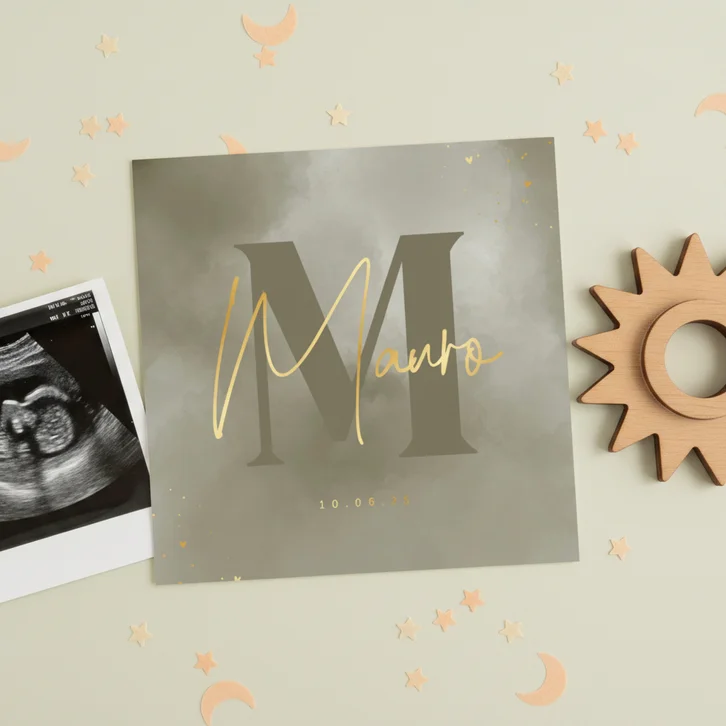 Stijlvol geboortekaartje initiaal met naam en wolkjes groen