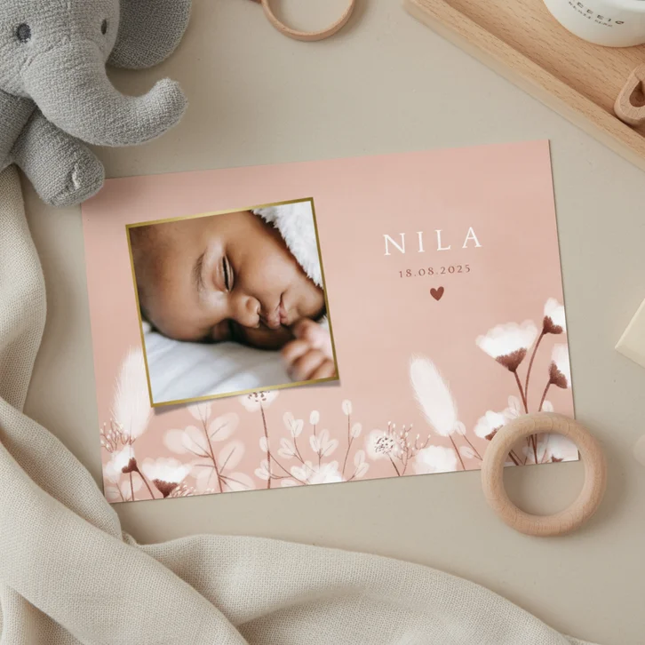 Stijlvol geboortekaartje met droogbloemen en foto's