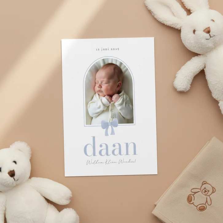 Stijlvolle fotokaart geboorte voor jongen met blauw strikje