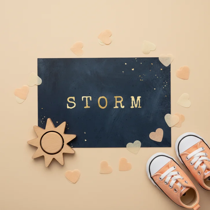 Stoer blauw geboortekaartje betonlook trend goud hartjes