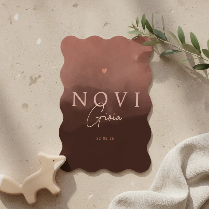 Stoer golvend geboortekaartje met roze waterverf 