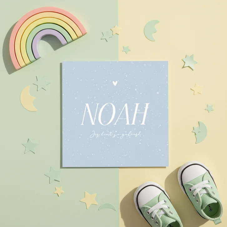 Subtiel lichtblauw geboortekaartje met witte sneeuw