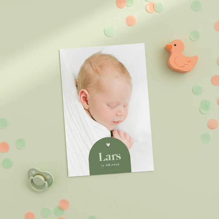 Trendy fotokaartje geboorte met groene boog holografisch