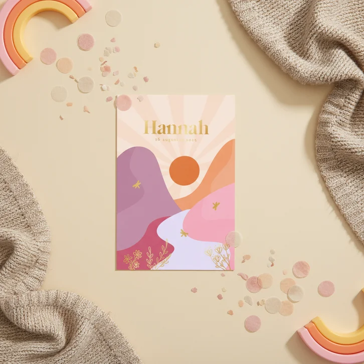 Trendy kleurrijk geboortekaartje met landschap libelle goud