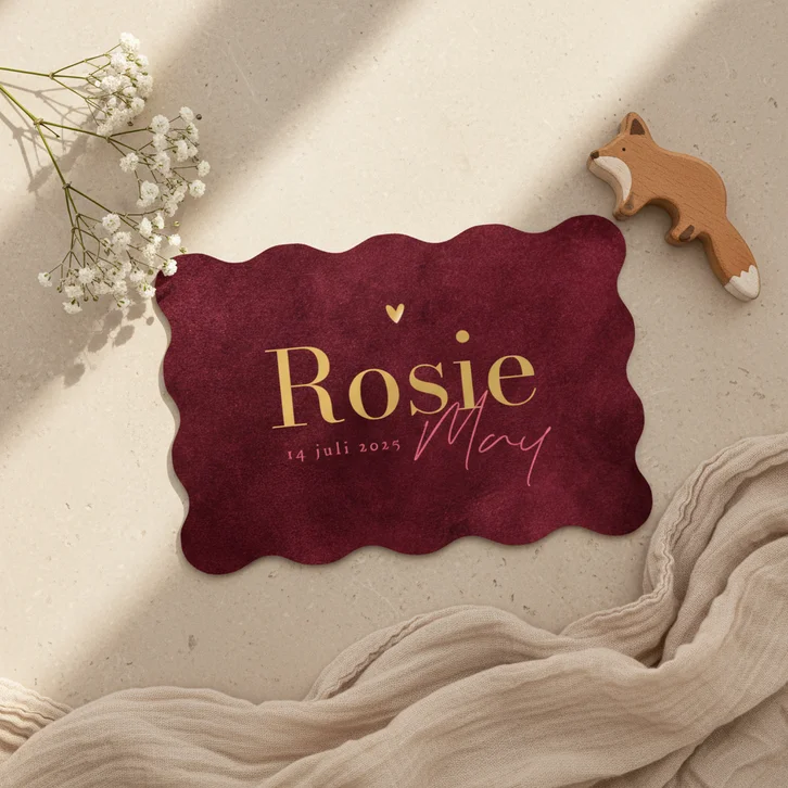 Wave vorm kaart geboortekaartje stijlvol goud velvet rood