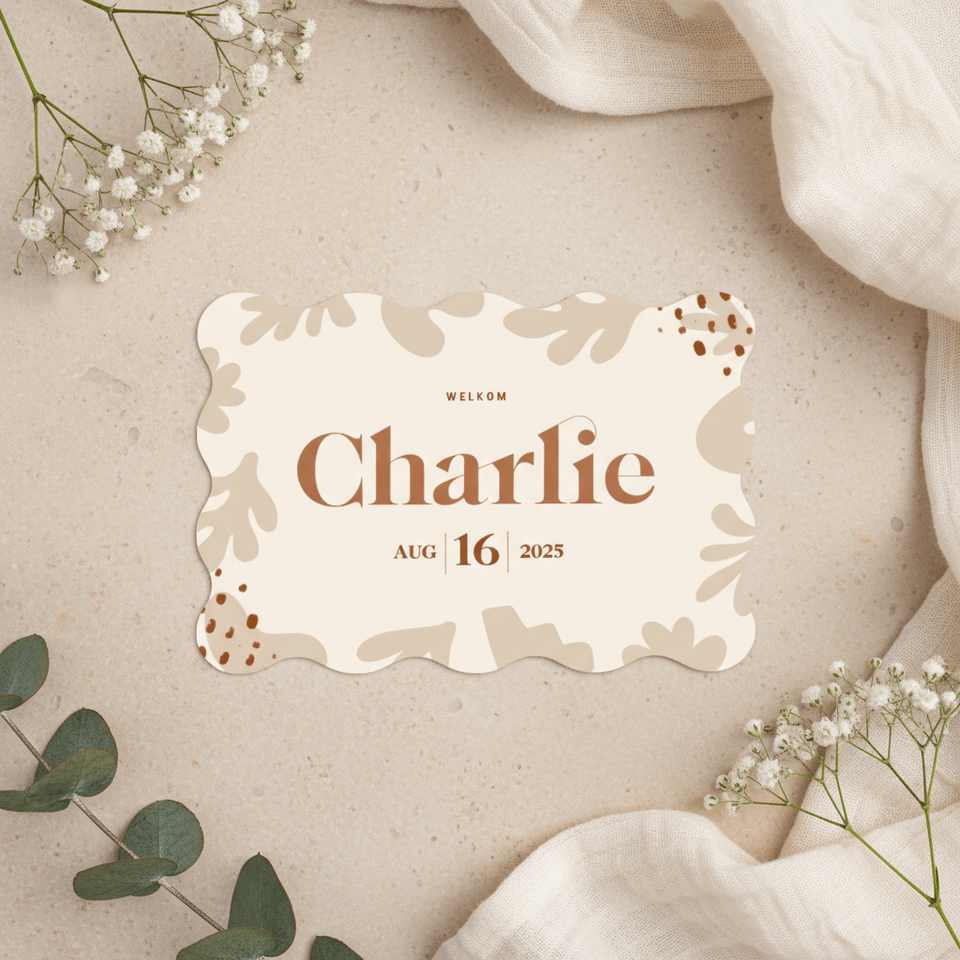 Beige geboortekaartje golfrand met abstracte vorm