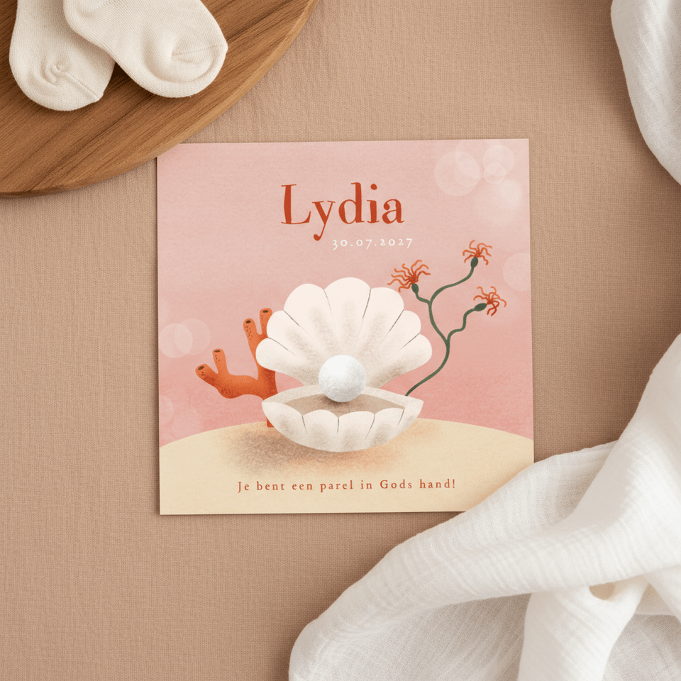 Christelijk roze geboortekaartje met parel in schelp