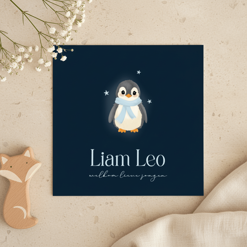 Donker blauw geboortekaartje met schattige baby pinguin