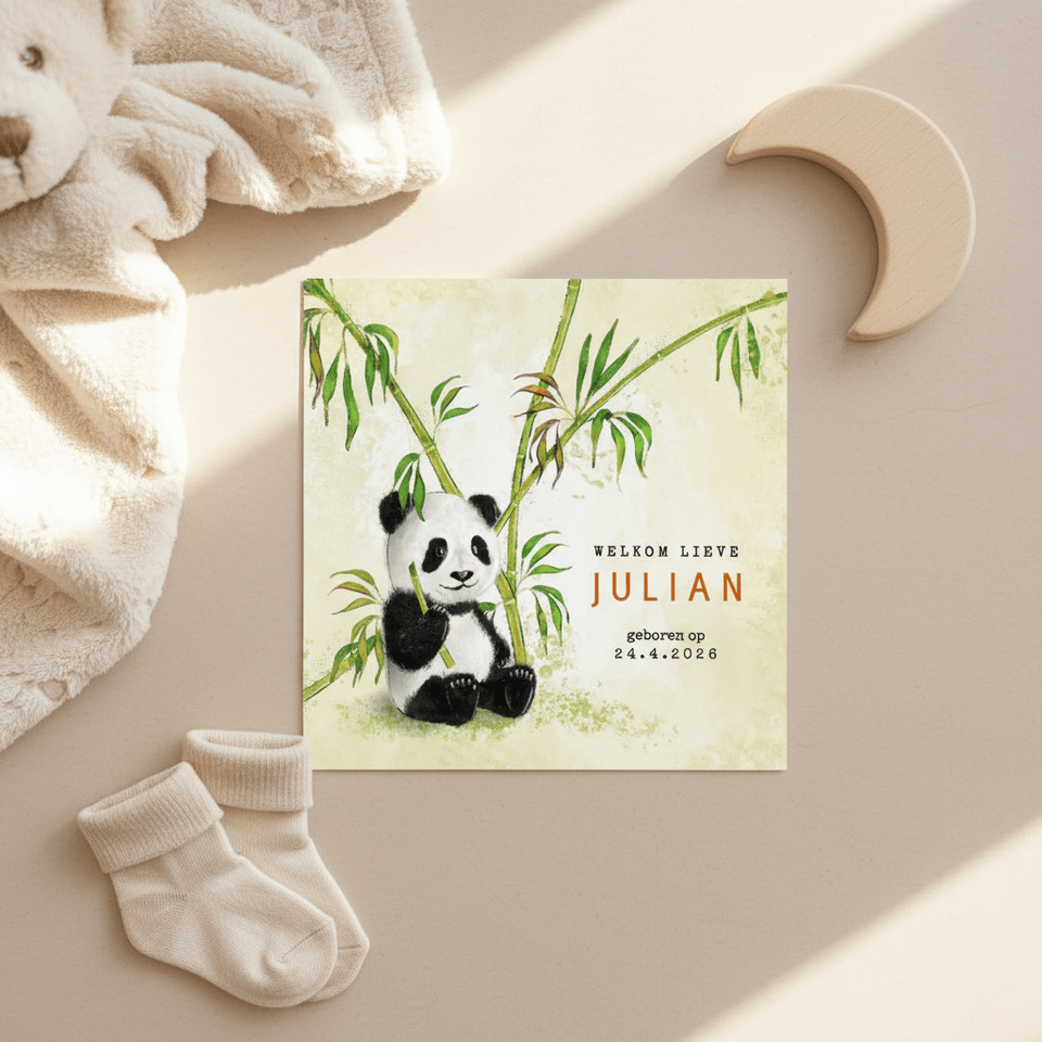 Geboortekaart panda jongen tussen de bamboe