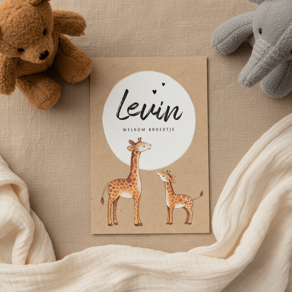 Geboortekaartje jongen op kraftlook papier met giraffe's