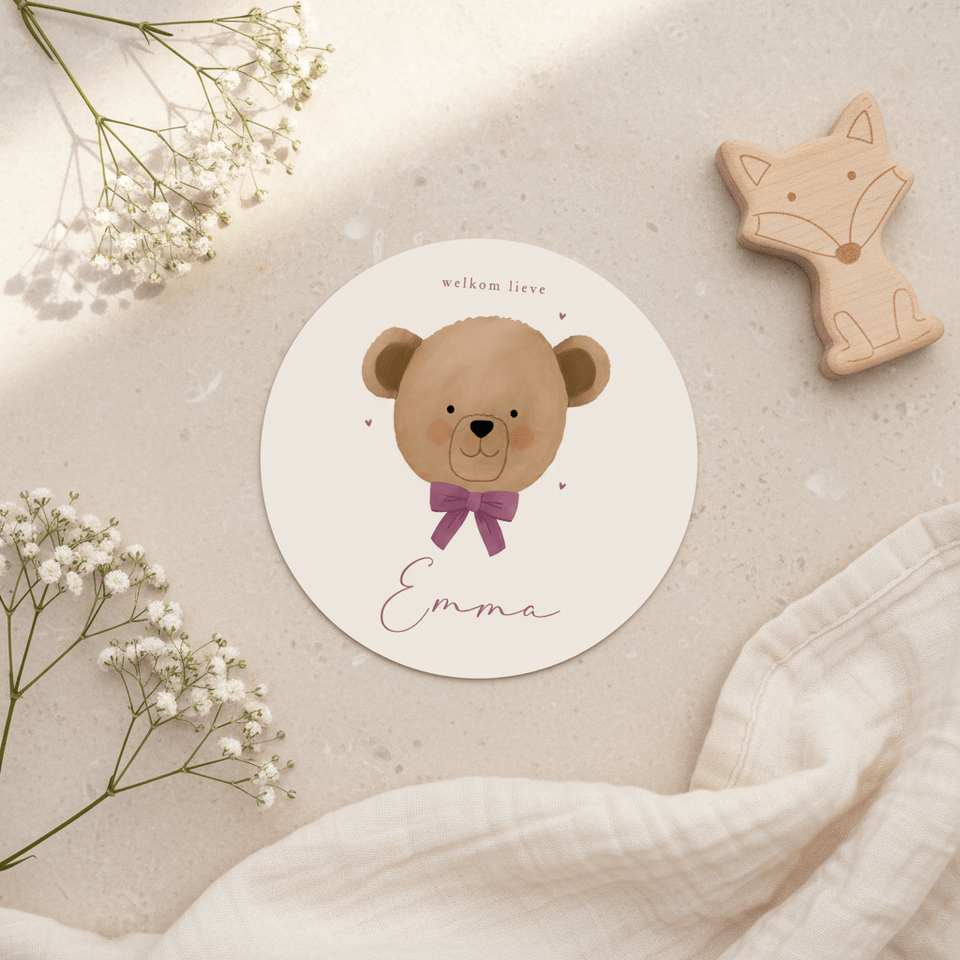 Geboortekaartje rond teddybeer met paarse strik