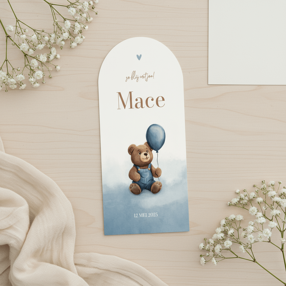 Geboortekaartje teddybeer boog met ballon blauwe waterverf