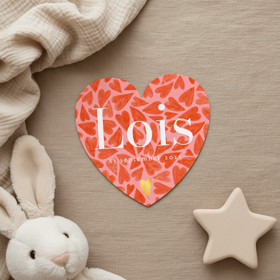 Hartvorm geboortekaartje met speelse geïllustreerde hartjes 