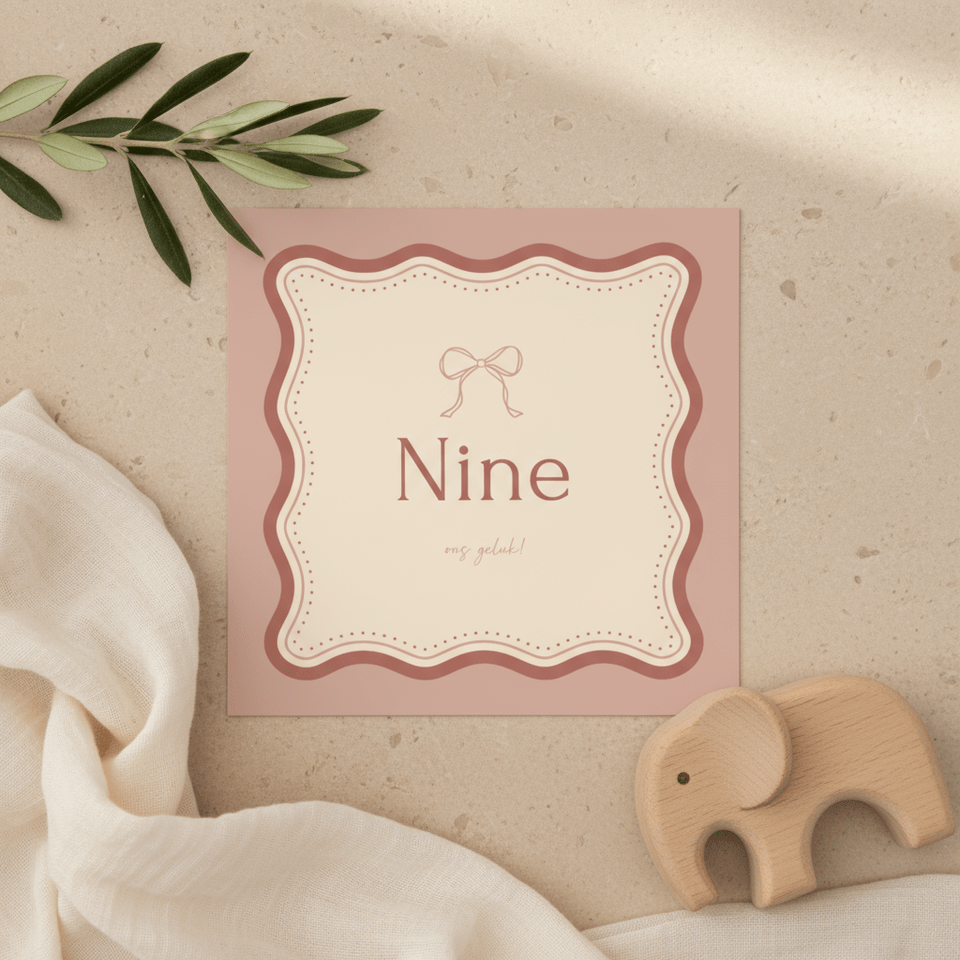 Hip geboortekaartje met golvend kader en strik