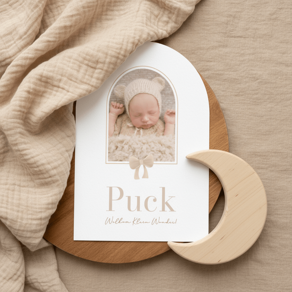 Lief beige geboortekaartje boog vorm met foto en strik