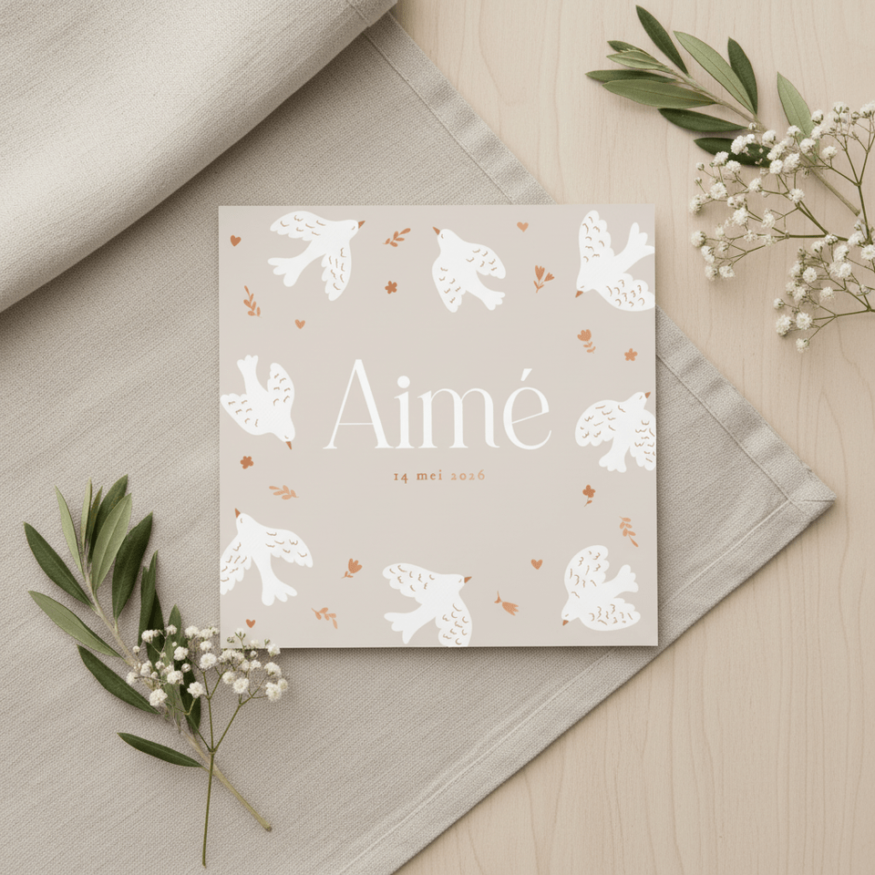 Lief beige geboortekaartje met duifjes en koperen bloemen