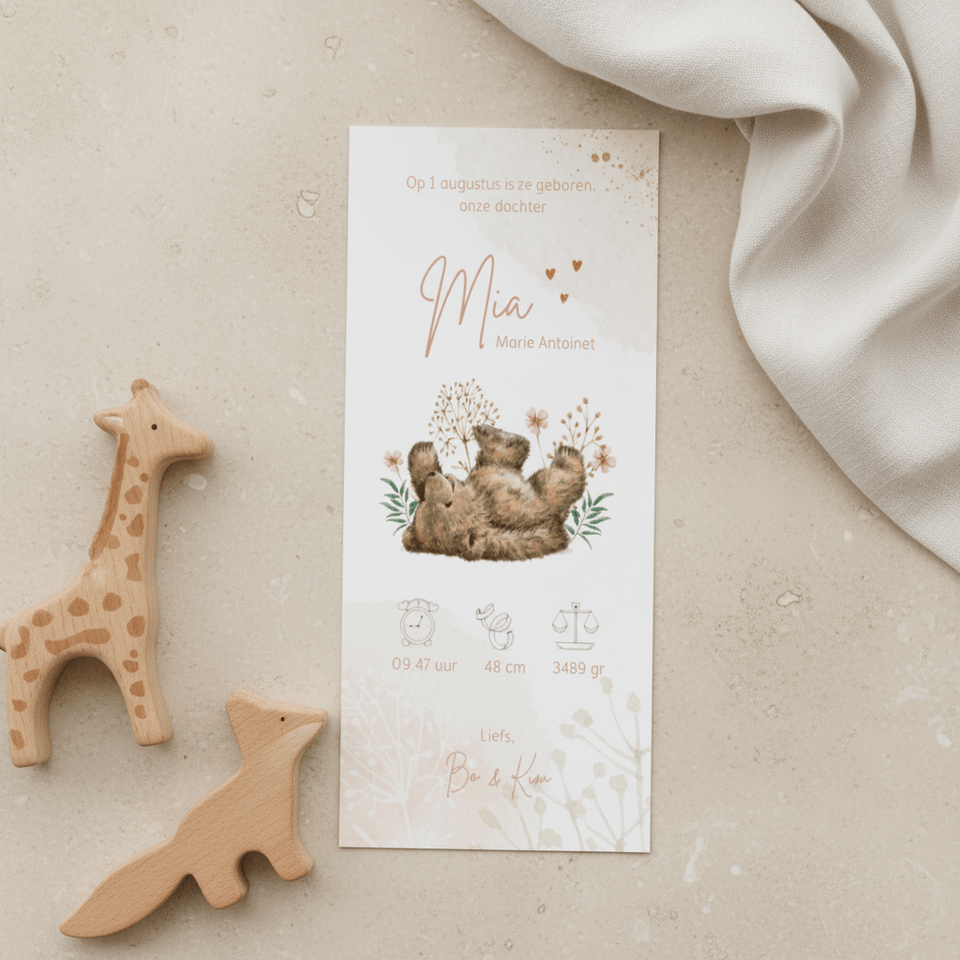 Lief geboortekaartje meisje met beertje tussen de bloemetjes