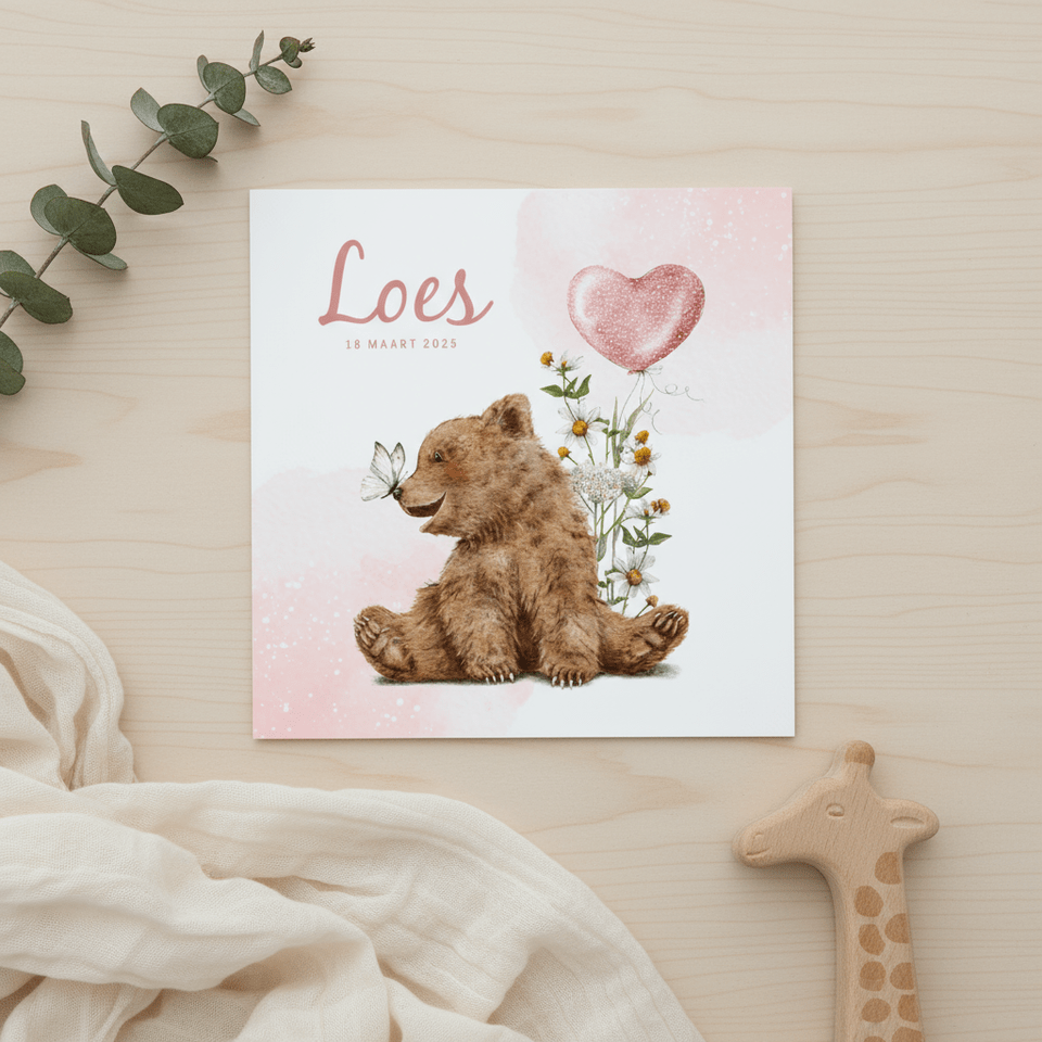 Lief geboortekaartje met beer en vlinder tussen de bloemen