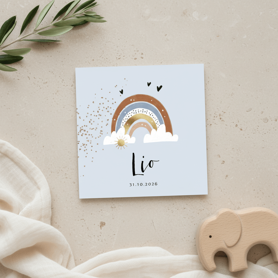 Lief geboortekaartje met regenboog, zon en wolkjes