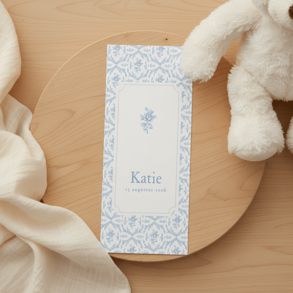 Lief geboortekaartje met vintage patroon blauwe roosjes