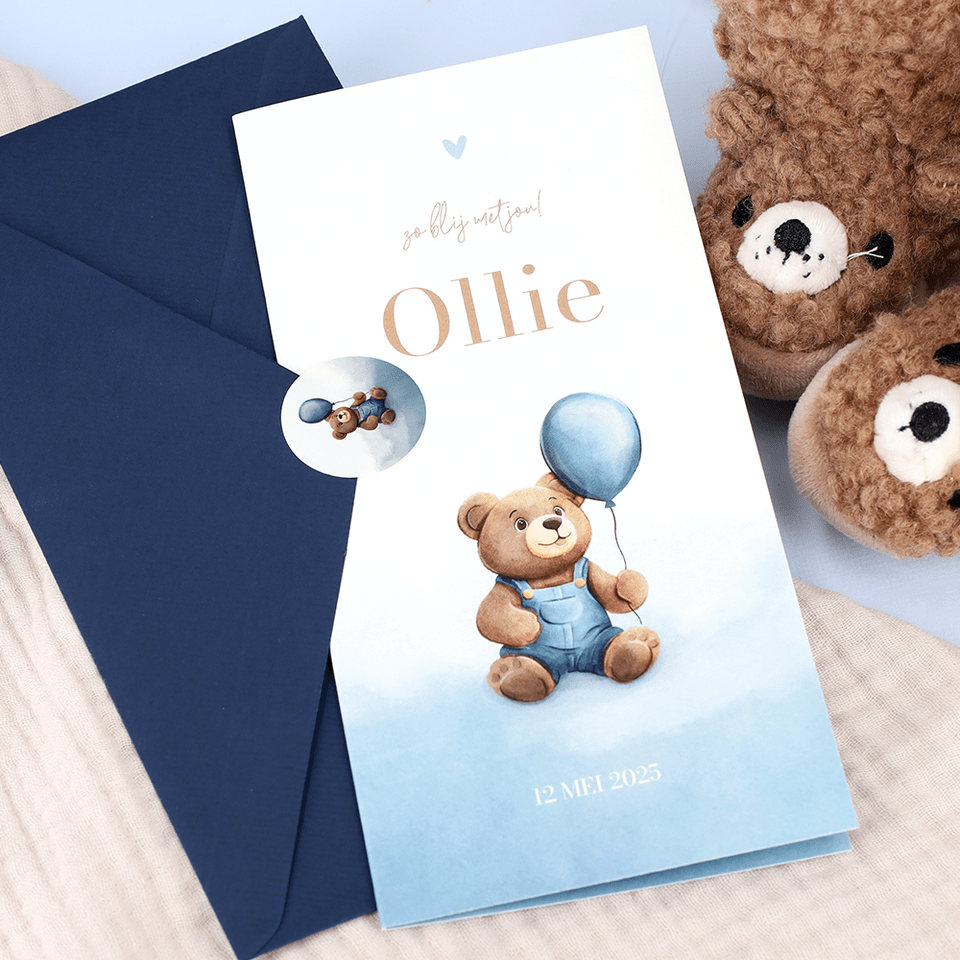 Lief geboortekaartje teddybeer met ballon blauwe waterverf