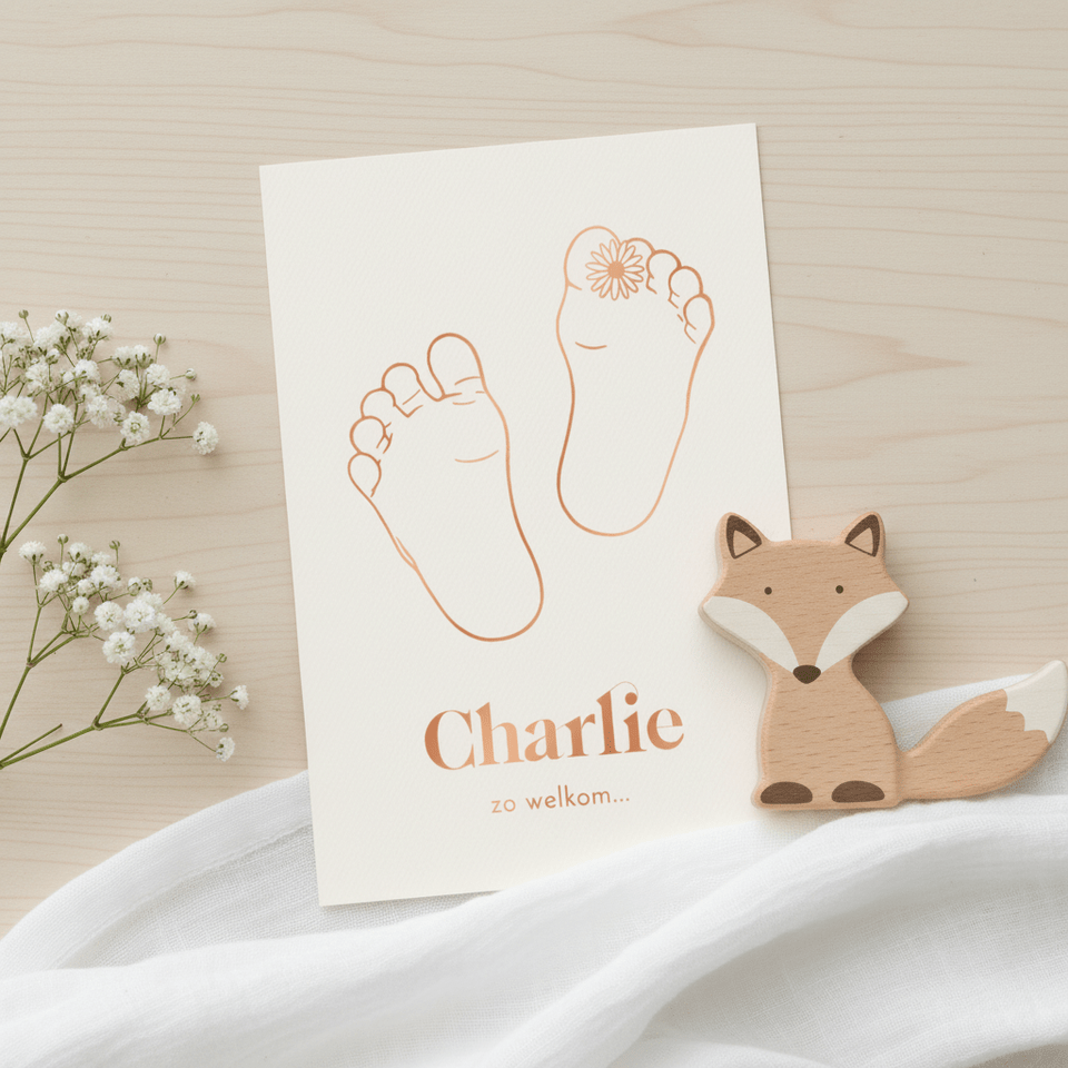 Lief geboortekaartje voetjes met madeliefje – koperfolie