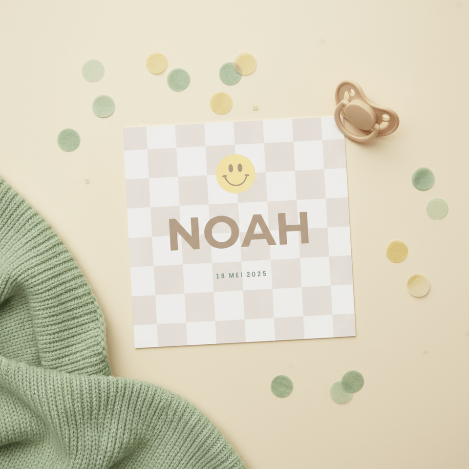 Lief minimalistisch geboortekaartje beige blokjes en smiley