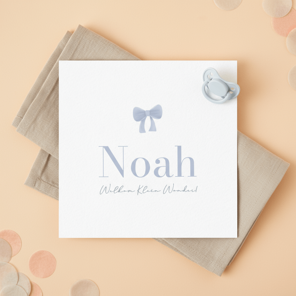 Lief wit geboortekaartje met blauw strikje minimalistisch