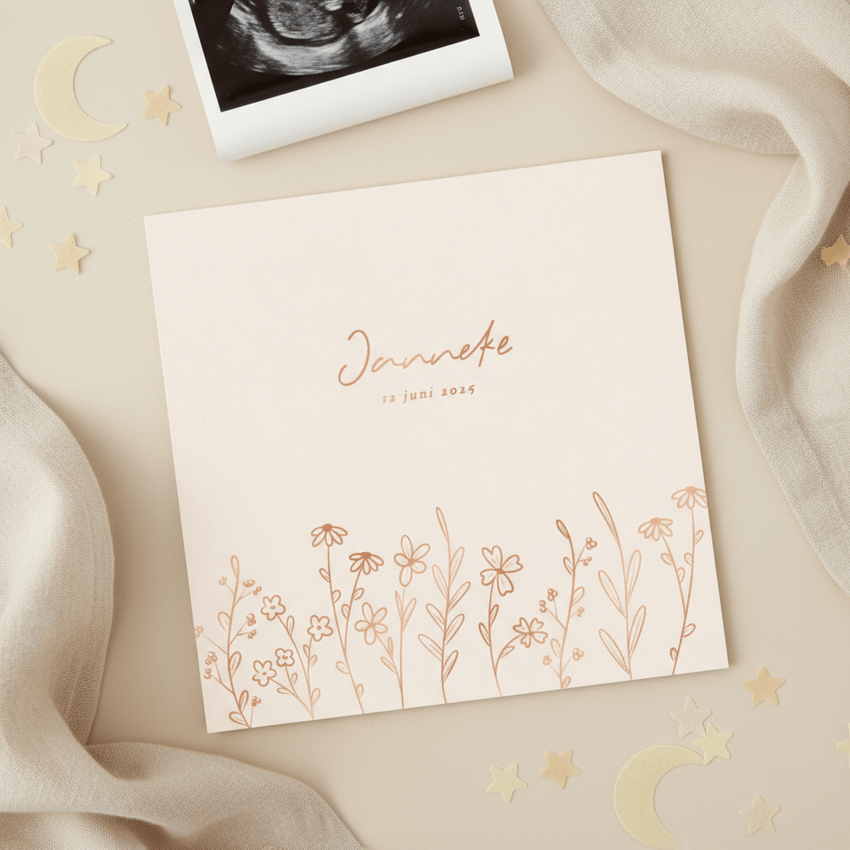 Lieve geboortekaartjes met bloemenveld in koperfolie beige