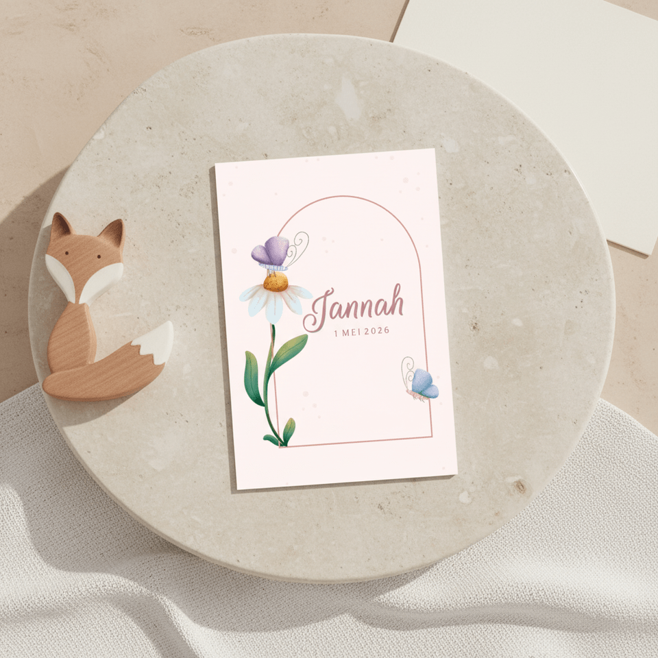 Minimalistisch geboortekaartje met bloem en vlinders