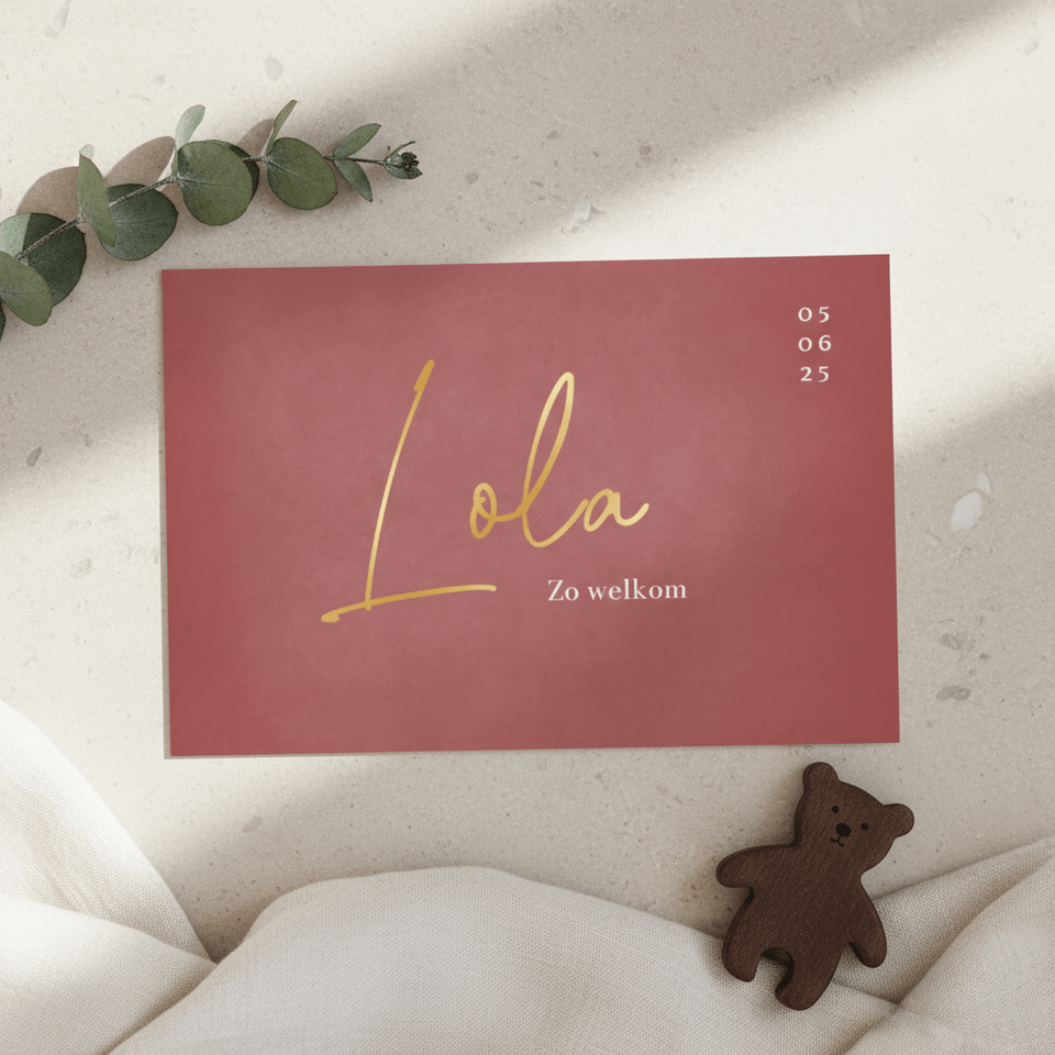 Minimalistisch stijlvol geboortekaartje met foliedruk naam