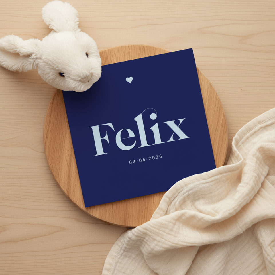 Opvallend geboortekaartje met grote naam en hartje blauw