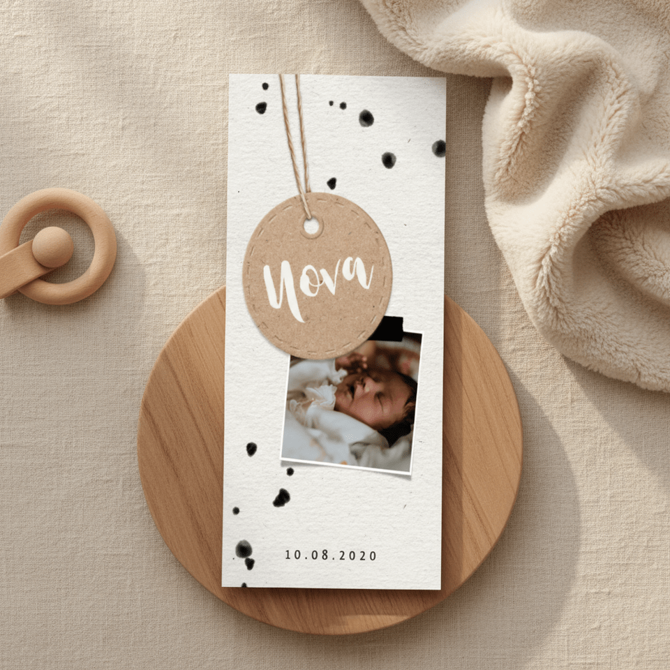 Papierlook geboortekaartje met label en spetters