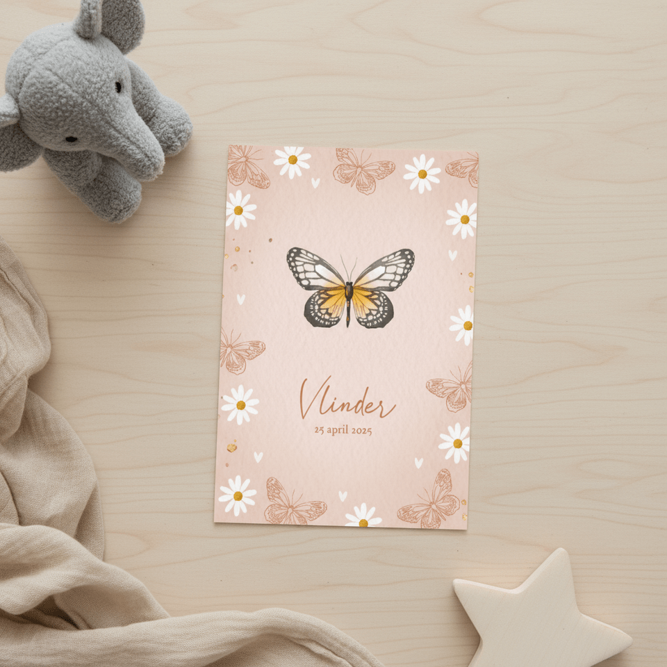 Stijlvolle geboortekaart met vlinders en madeliefjes